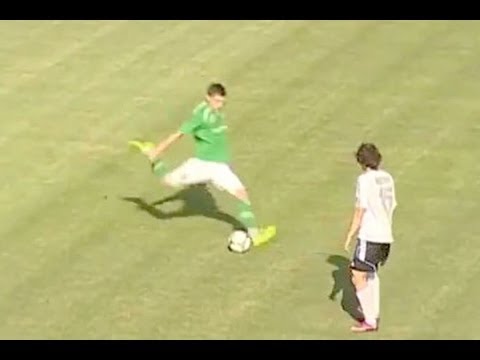 Fußballer trifft Tor aus 60 Metern