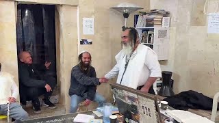 ‏ הרב שלום סבג שידור חי ט  בטבת (הרב שלום סבג) - התמונה מוצגת ישירות מתוך אתר האינטרנט יוטיוב. זכויות היוצרים בתמונה שייכות ליוצרה. קישור קרדיט למקור התוכן נמצא בתוך דף הסרטון