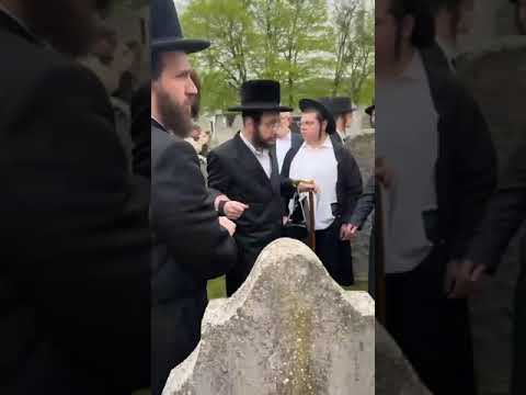 Munkatch Rebbe Visiting Kivrei Ovos In Munkatch - Nissan 5783