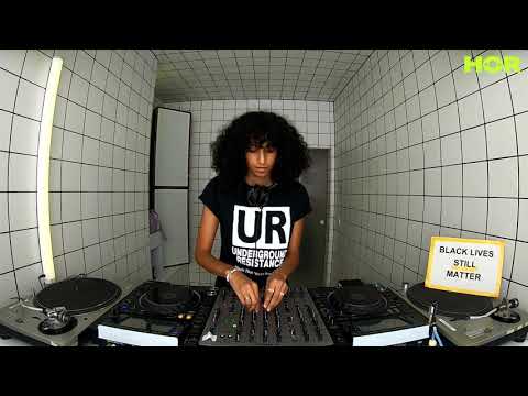 Sarah Farina / August 19 / 4pm-5pm