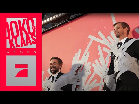 STRAFE: Joko & Klaas werden an eine Plakatwand geklebt | Joko & Klaas gegen ProSieben