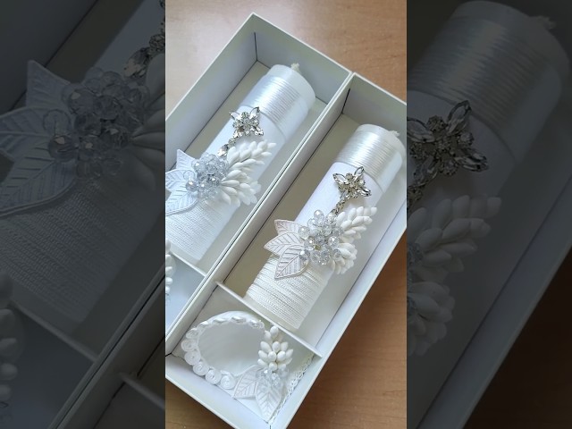 Vídeo relacionado con Chi Rho Alpha y Omega Pilar Vela para bautizos, Semana Santa y bautizos, velas católicas decoradas a mano para decoración de iglesia, 8 pulgadas