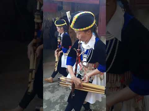 Ob tug ntxhai no yog nkauj ntxawm thiab ntxhee yees nkawv yog ob tug viv ncaus nawj nyob rau xeev kh