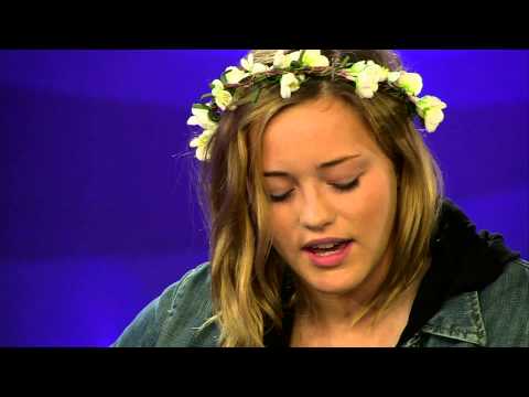 Matilda Melin med blommorna i håret - The way I am - Idol Sverige 2013  (TV4)
