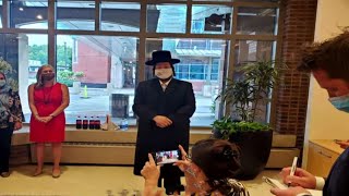 “הצלת חיים זה מה שתמיד עשינו”: הרב מניו יורק שחילץ עשרות מאפגניסטאן