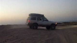 preview picture of video 'Jeep cherokee saltando medanos'