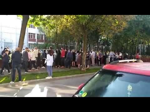 Părinții, ținuți la poartă la deschiderea anului școlar la Iași