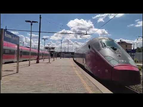 Italo Transita incrociando un Frecciarossa 1000 alla Stazione di Roma Tiburtina