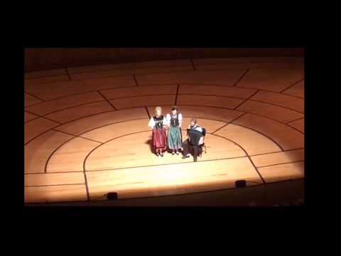 Jodelduett Andrea & Claudia - mit Dani Bösch - Uraufführung "Dy Garte" (Emil Wallimann)
