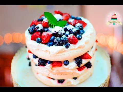 Torta De Merengue Pavlova Con Frutos Rojos