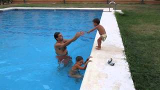 Saltando a la piscina