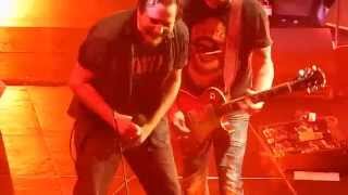 Pearl Jam - Eddie Flipping Off Matt Lukin - SOLAT Clip - 10.16.14 - Detroit, MI - Joe Louis Arena