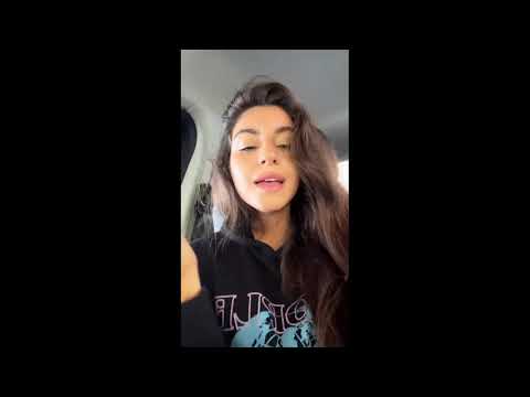 Isabela Souza cantando