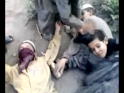 Crianças afegãs se fingem de homem bomba e brincam de suicídio