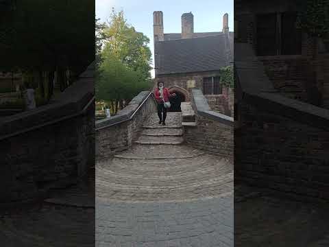 Paseando por el enigmático puente de Brujas- Bélgica. ✨🌟💫🤗🌸