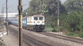preview picture of video 'Poor Man's Rajdhani - Karnataka Sampark Kranti Express | Indian Railways'