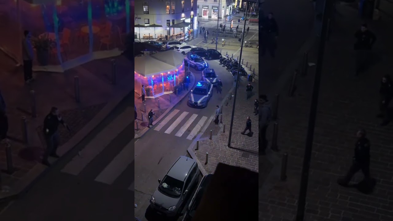 quattro auto danneggiate.Parabrazza dello scooter distrutto e vetrina 🤐 #velocifero #foryou 🥲🥲