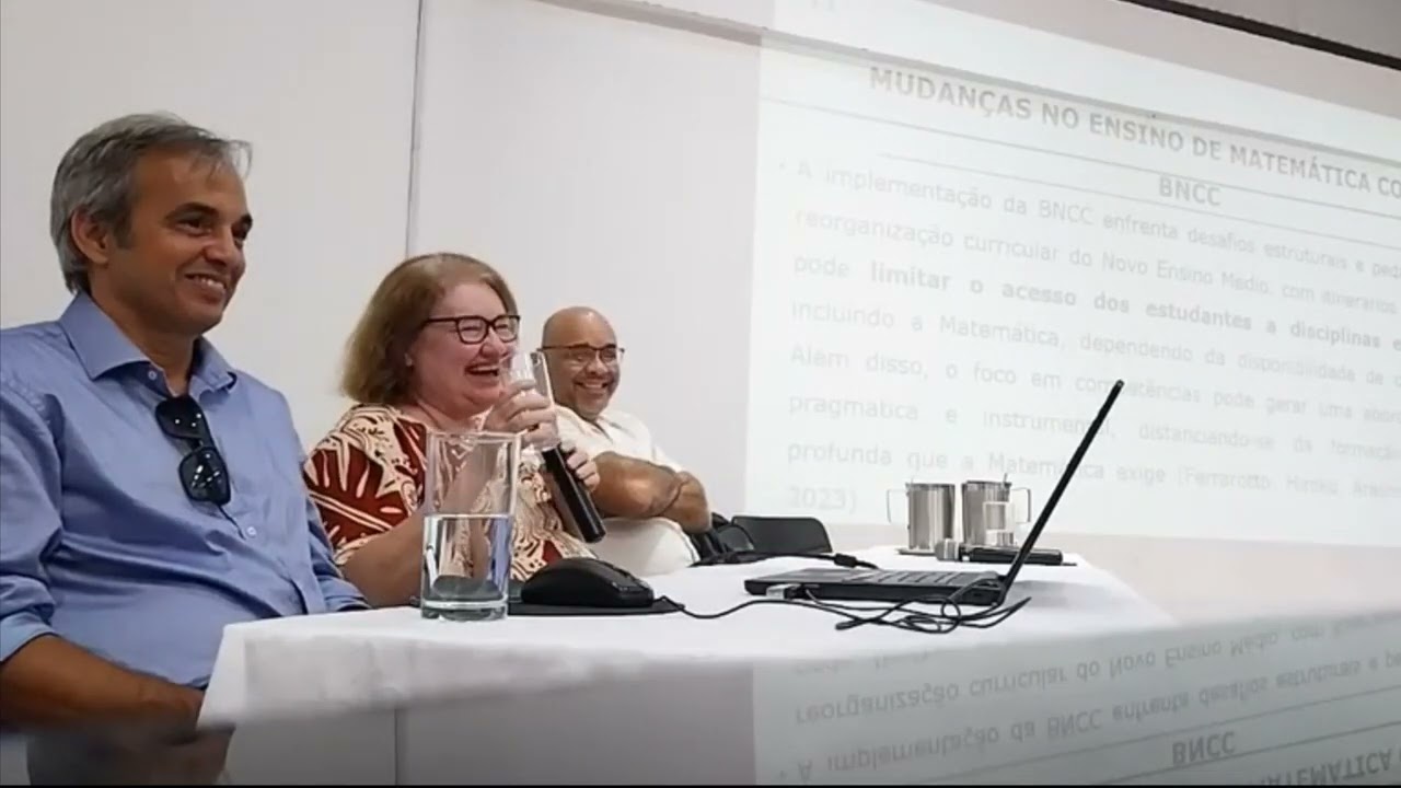 Estágio em Matemática no Novo Ensino Médio: Reflexões sobre a Formação Docente e a BNCC"mesa