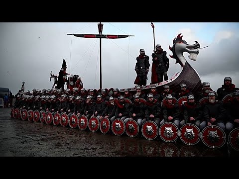 Video Thumbnail: Schottische Wikinger marschieren für Up Helly Aa durch die Straßen