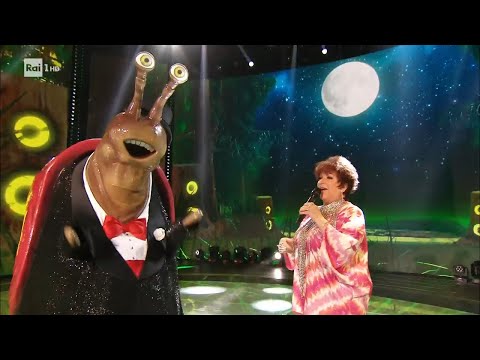 Lumaca canta "Mille" con Orietta Berti - Il Cantante Mascherato 11/02/2022