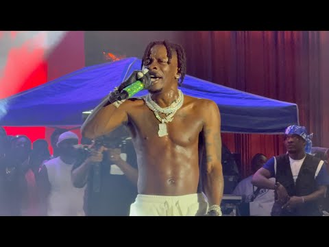 Ei???? Shatta Wale Shocks Crowd At Rapperholic In Kumasi ????