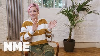 Zobacz, jak Lily Allen odkrywa West End Girl w Londynie