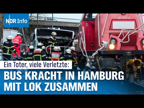 Tödlicher Unfall in Hamburg: Bus kollidiert mit Lokomotive - viele Verletzte | NDR Info