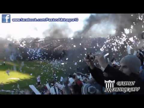 "Recibimiento historico para Chaco For Ever" Barra: Los Negritos &bull; Club: Chaco For Ever