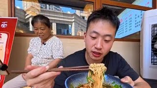 桃子哥新店开业小谭跟舅妈前去祝贺，嗦上一碗肥肠面，味道巴适得#小小譚 #農村生活 #美食