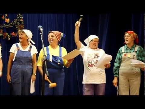 HLUK 2012: Říjnové recesistické vystoupení místních seniorek  (wwww. SlovackoDNES.cz)