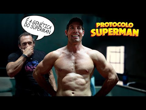 Fernando Sardinha analyzing the shape of the real-life Superman