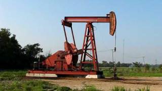 preview picture of video 'Hesston Sentry Pumpjack'