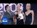 Yfke Sturm Presenting Modeling Award In 2003 Daily Mail