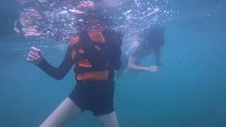 홍콩에서 온 두 친구가 폭풍우가 치는 날 나트랑 해변에서 수영을 하러 갔습니다.