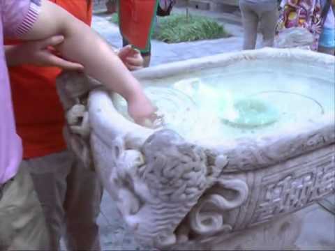 Blind enjoy free tour of Beijing