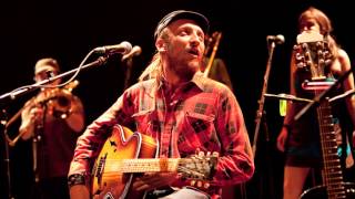 Bernard Adamus - Hola les lolos ( Paroles ) ( Lyrics )