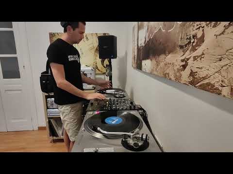 HOUSE MUSIC mixata in vinile