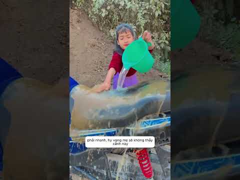 con gái nghịch xe máy của mẹ😃