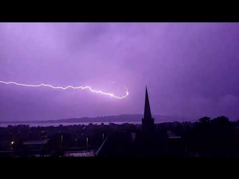 Un fulger luminează cerul de deasupra Scoției