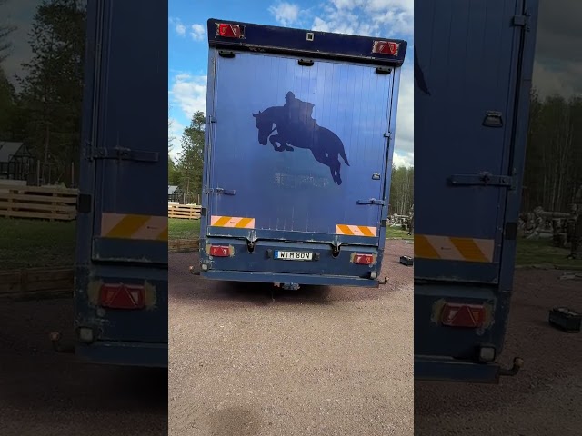 1176690 Stor hästtransport med pentry och sovavdelning