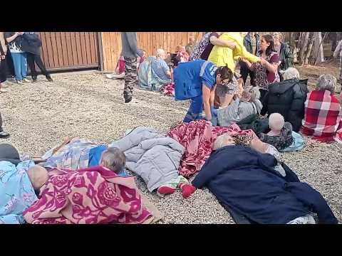 Полсотни престарелых пациентов хосписа бежали/лежали от гигантского пожара