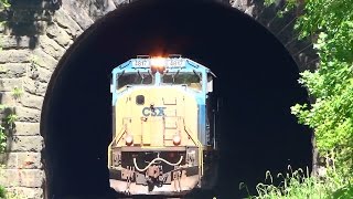 preview picture of video 'EMD's Pulling CSX Q217 Out Of Davis Tunnel'