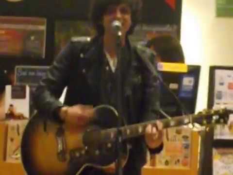 (17/03/2017) Ermal Meta @ Feltrinelli Bari #vietatomorireinstoretour - Voodoo Love