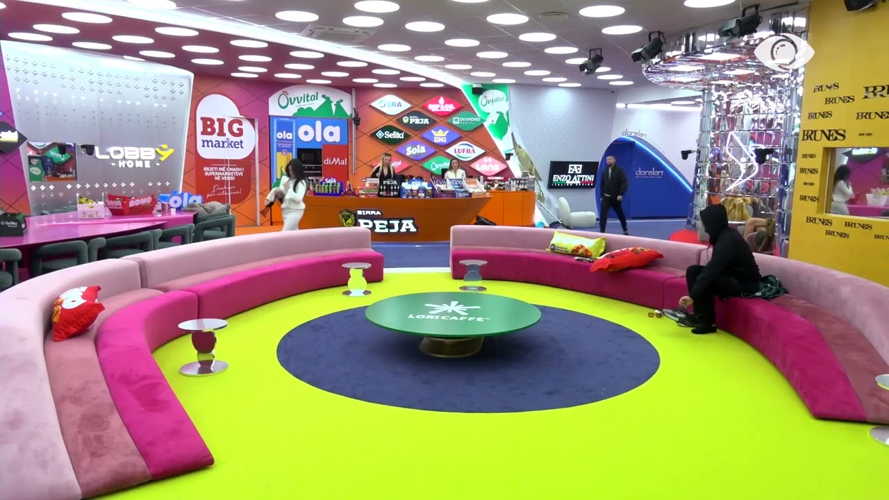 Petale trëndafilash nga ajri për Stelinën dhe Mirin, banorët emocionohen