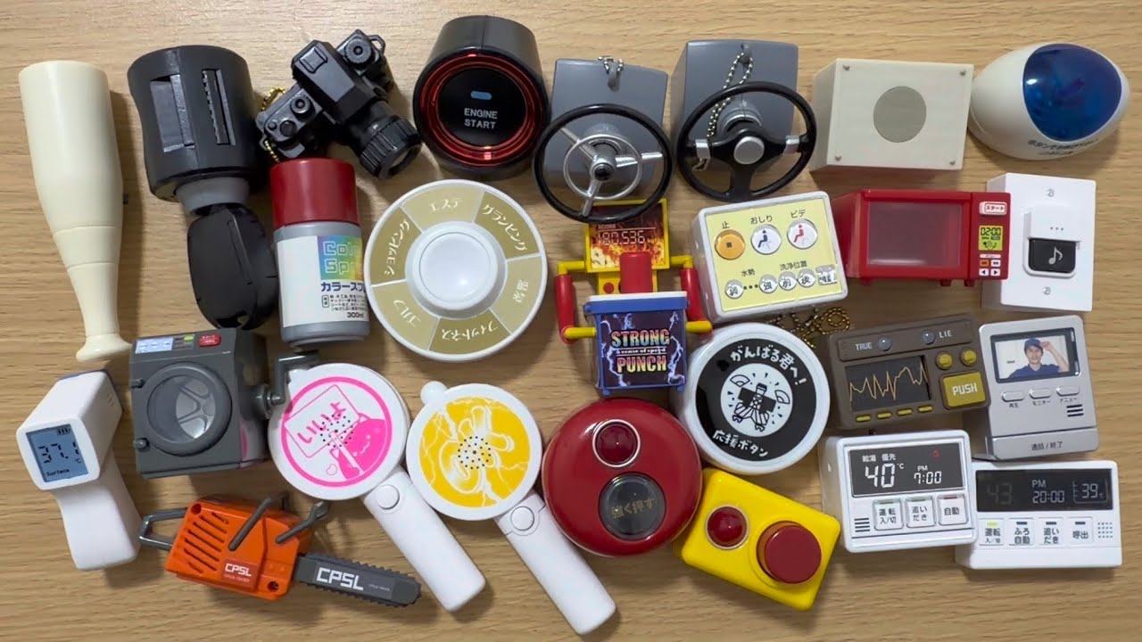インターホン、車のクラクションなどが鳴るガチャガチャのおもちゃA toy that makes various sounds such as doorbells and car horns.