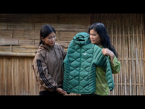 Hân gives a warm jacket to a homeless elderly woman in -3°C weather
