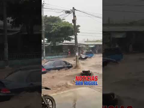 🛑 [ALERTA CLIMÁTICA] Calles Inundadas y Vehículos Arrancados por Fuertes Corrientes en Santa Ana ⚠️