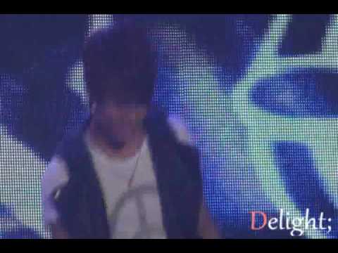 100609 Jonghyun laughing at himself(Choreography mistake) @ Sukira