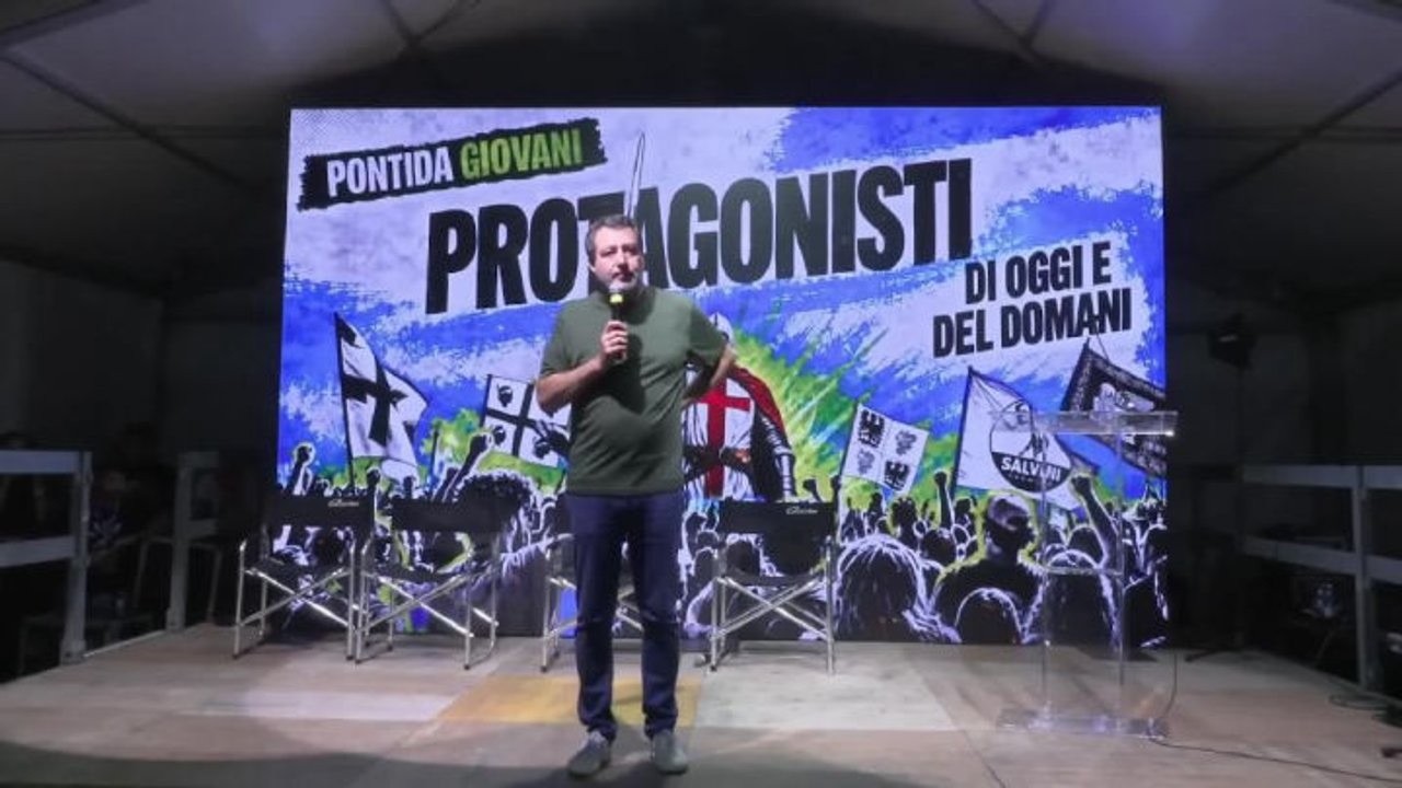 'C'è solo un capitano', coro per Matteo Salvini a Pontida Giovani