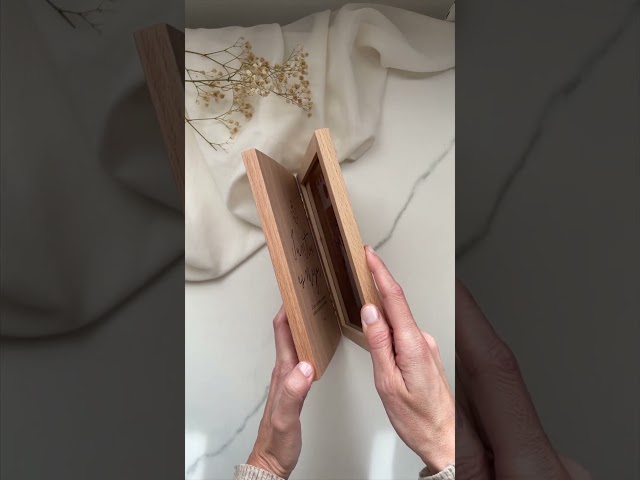 Vídeo relacionado con CREATCABIN Marco de Madera Grabado Buenos Amigos Son como Estrellas Mesa 4" x 6" Marco de Fotos de Madera Natural Horizontal para Cumpleaños Regalos de Graduación Decoración de Escritorio En el Hogar